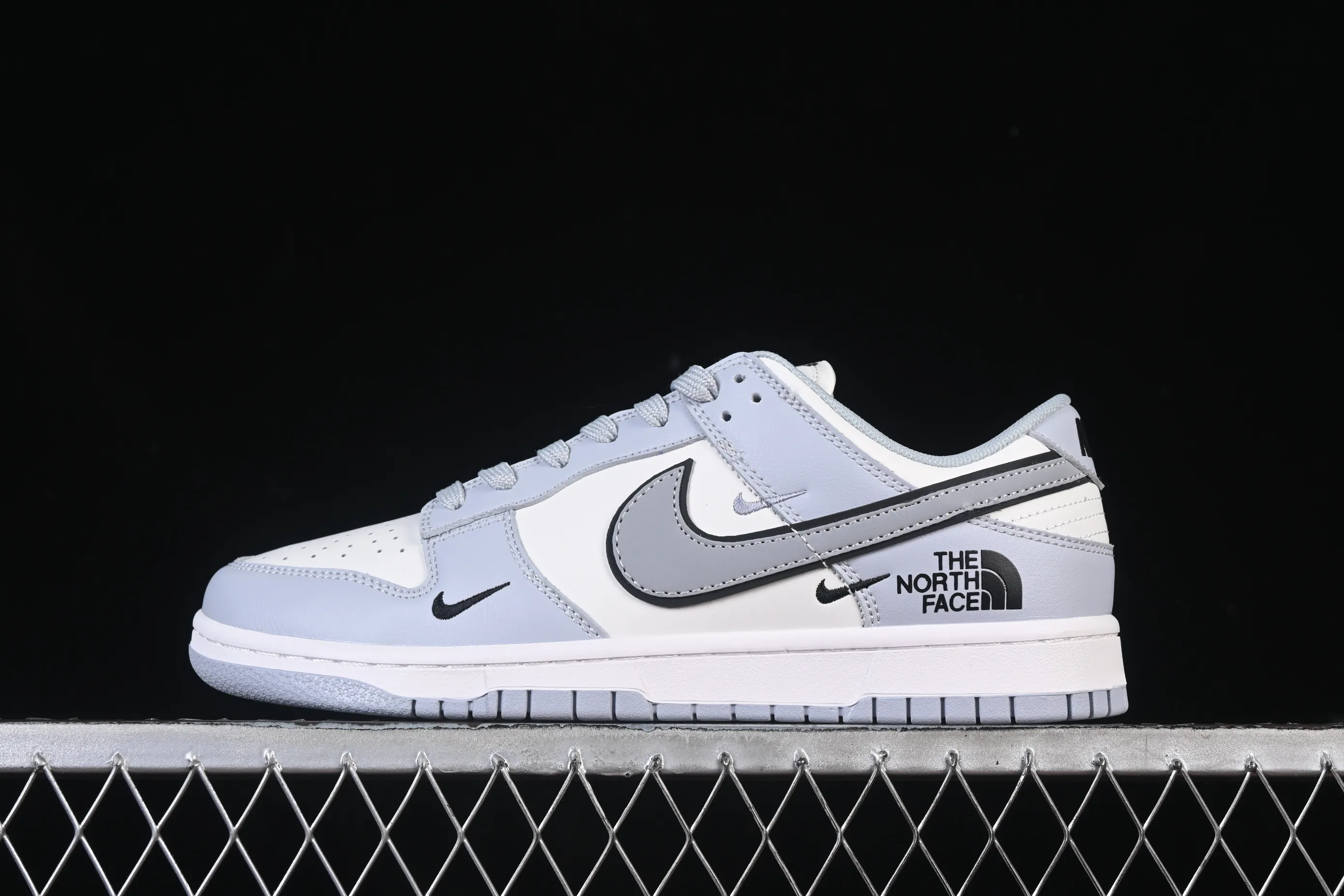 All Categories Nk SB Dunk Series Nk SB Dunk Low High-end Customized Low-top Shoes Nike SB Dunk Low North Face Co-branded Three Hooks Light Gray Anniversary High-end Customized Low-top Casual Shoes CS1688-123